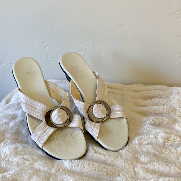 Munro Sandals. Size 8. White elastic upper. 1 1/2” Heel. Super comfortab… - Picture 2 of 8
